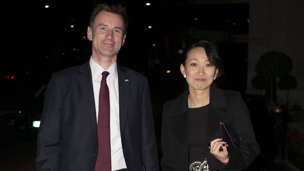 中国妻子是“伟大外交武器”？英国外相携妻访非被指另有他意