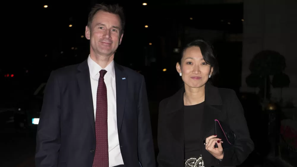 中国妻子是“伟大外交武器”？英国外相携妻访非被指另有他意