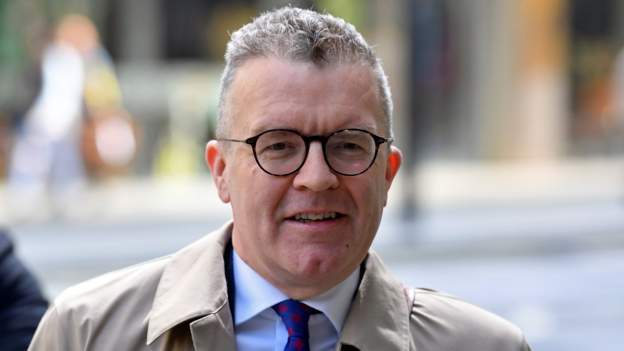 英媒：特雷莎-梅炒掉国防大臣其实是为自己树敌