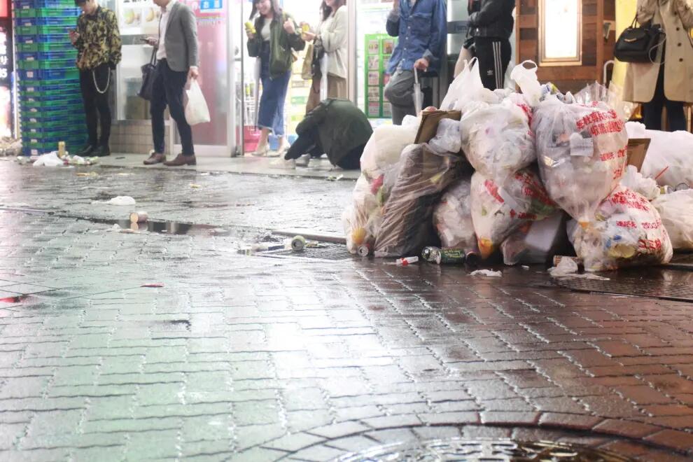 日本年号更换夜狂欢后 东京街头垃圾散乱一地
