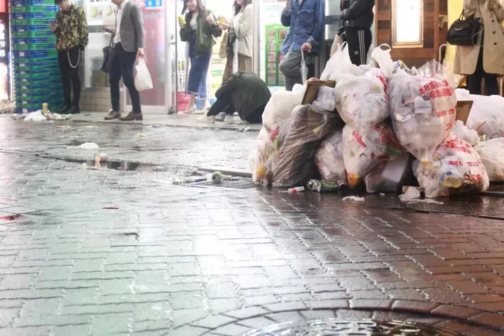 日本年号更换夜狂欢后 东京街头垃圾散乱一地