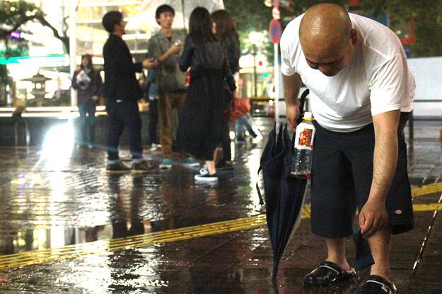 日本年号更换夜狂欢后 东京街头垃圾散乱一地