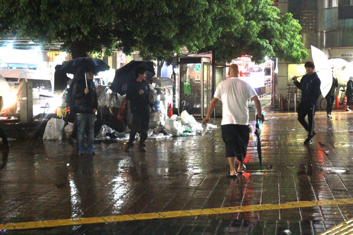 日本年号更换夜狂欢后 东京街头垃圾散乱一地