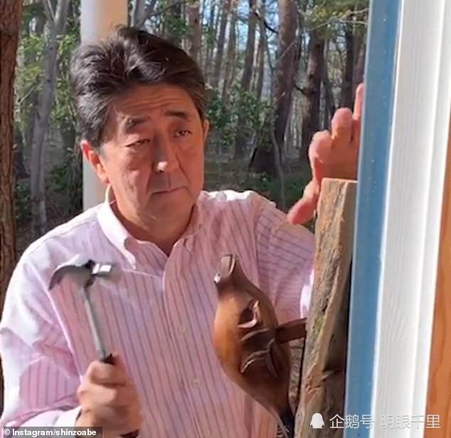 特鲁多送安倍一个门环安倍迫不及待挂门上，安倍老婆笑得合不拢嘴