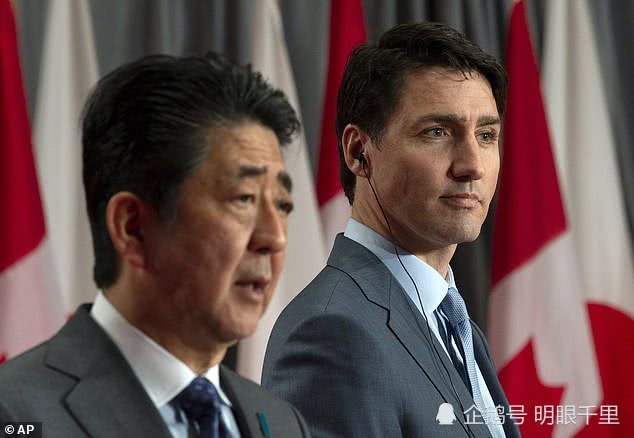 特鲁多送安倍一个门环安倍迫不及待挂门上，安倍老婆笑得合不拢嘴