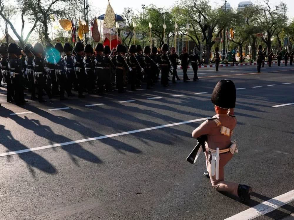 泰国国王四婚现场曝光，新王后趴地谢恩，她的变身史了解一下？