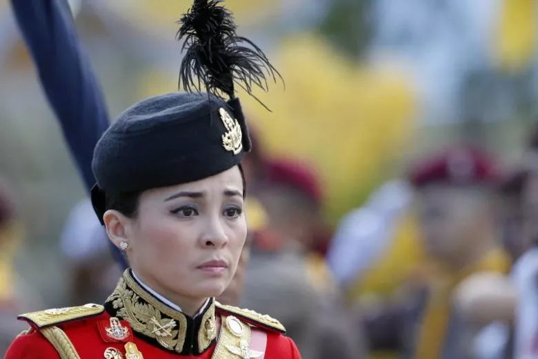 泰国国王四婚现场曝光，新王后趴地谢恩，她的变身史了解一下？