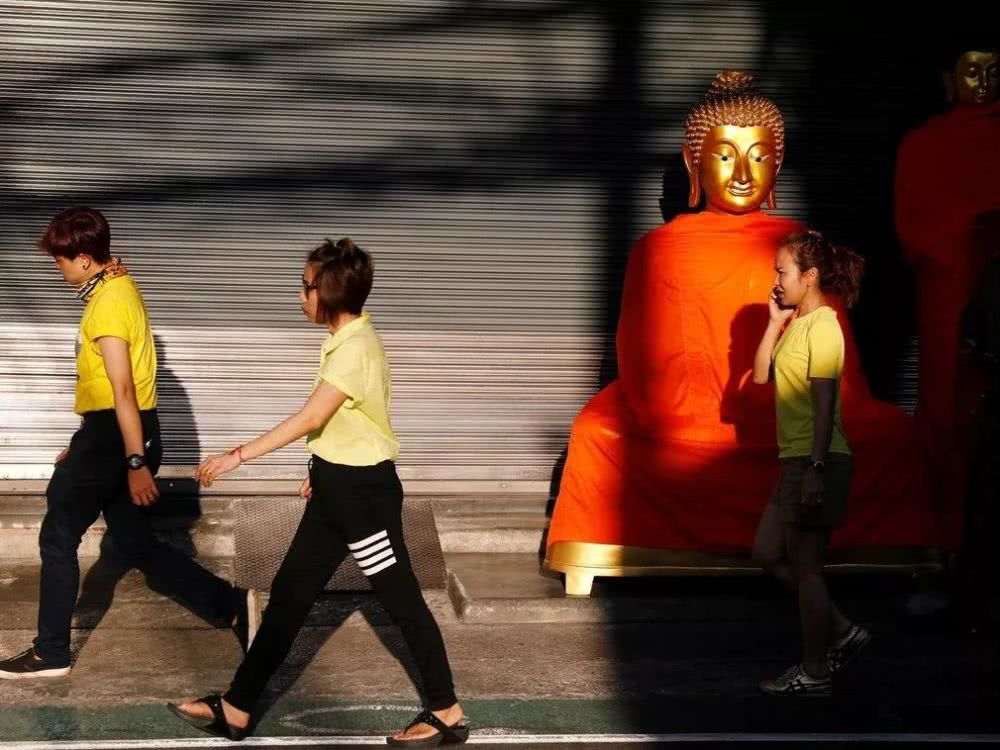泰国国王四婚现场曝光，新王后趴地谢恩，她的变身史了解一下？