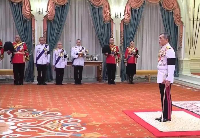泰国国王四婚现场曝光，新王后趴地谢恩，她的变身史了解一下？