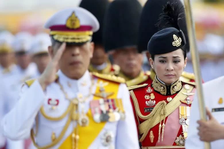 泰国国王四婚现场曝光，新王后趴地谢恩，她的变身史了解一下？
