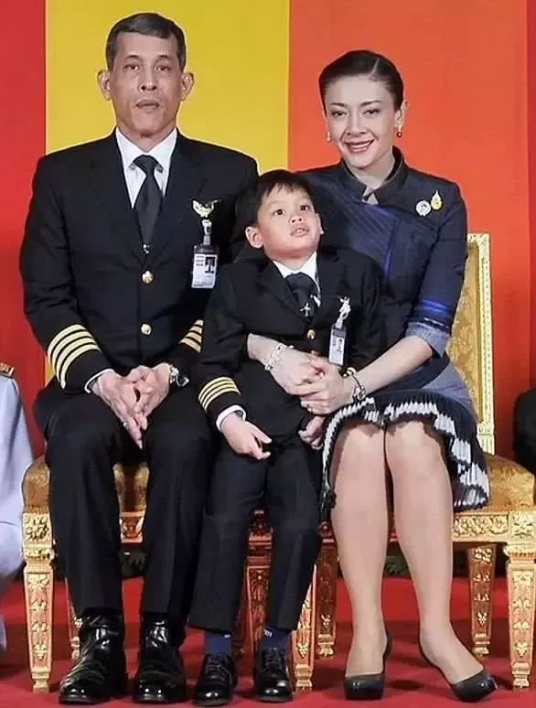 泰国国王四婚现场曝光，新王后趴地谢恩，她的变身史了解一下？