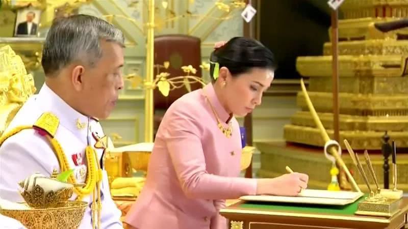 泰国国王四婚现场曝光，新王后趴地谢恩，她的变身史了解一下？