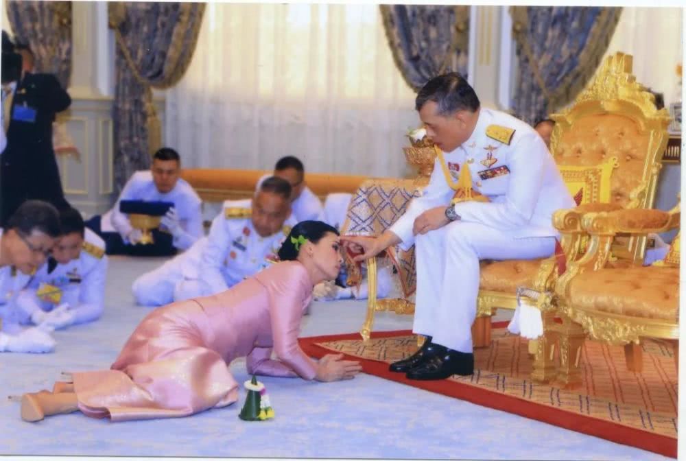 泰国国王四婚现场曝光，新王后趴地谢恩，她的变身史了解一下？