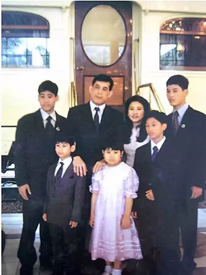 泰国国王四婚现场曝光，新王后趴地谢恩，她的变身史了解一下？
