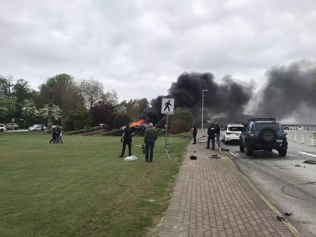 突发! 和平门边境起火爆炸 保时捷时速120撞飞丰田 司机当场毙命 路全封了!