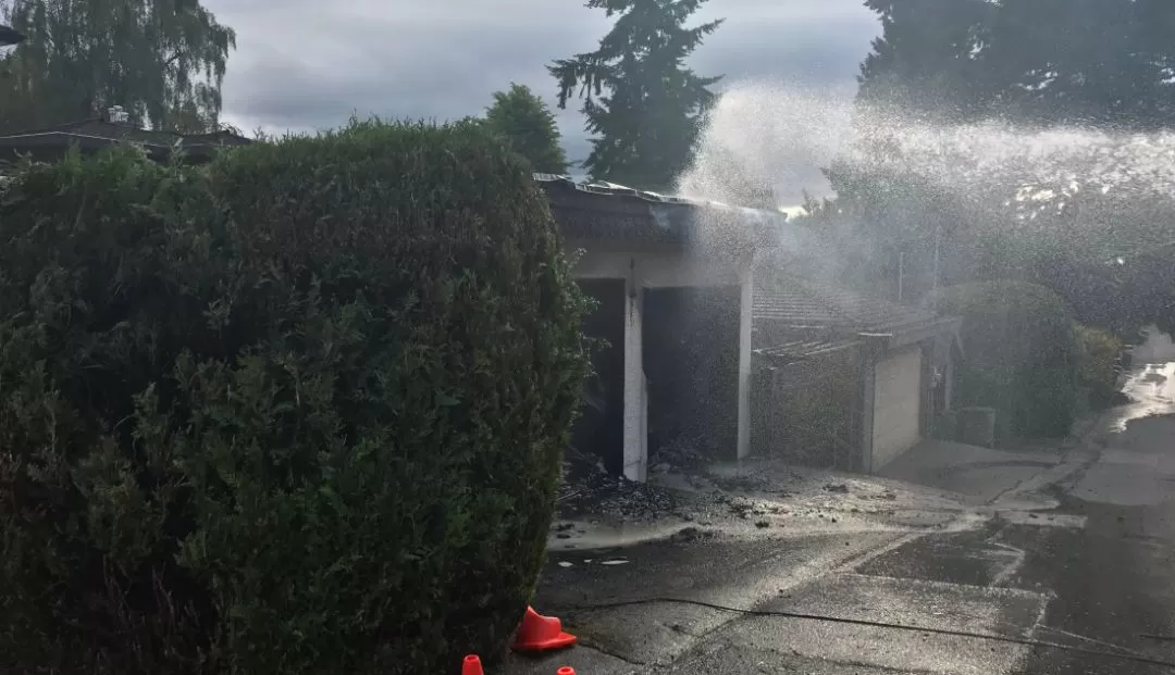温哥华豪宅突发爆炸 火光冲天 黑烟密布 居民尖叫逃命 视频疯传