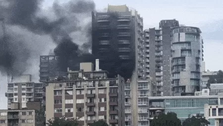 温哥华豪宅突发爆炸 火光冲天 黑烟密布 居民尖叫逃命 视频疯传