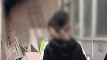 持枪! 下跪! 舔鞋! 大温台湾村名校霸凌视频流出 十几个人围攻一个孩子