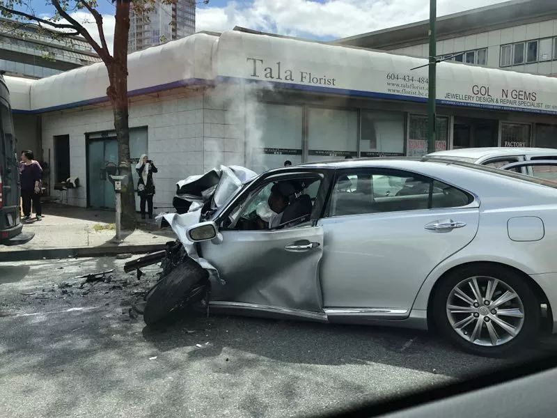 重大车祸! Metrotown突发11车连撞 恐多人死伤 车头粉碎 双向封路