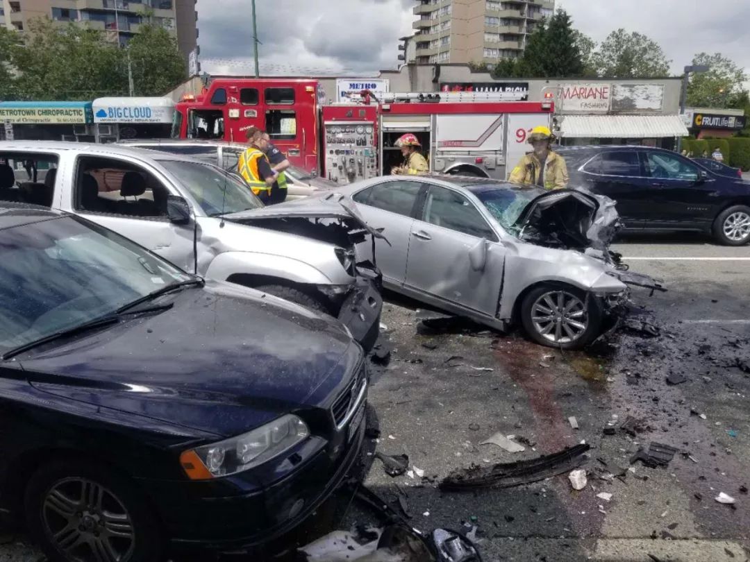 重大车祸! Metrotown突发11车连撞 恐多人死伤 车头粉碎 双向封路