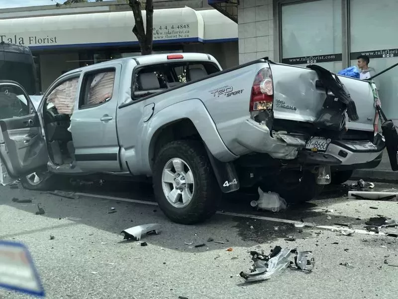 重大车祸! Metrotown突发11车连撞 恐多人死伤 车头粉碎 双向封路