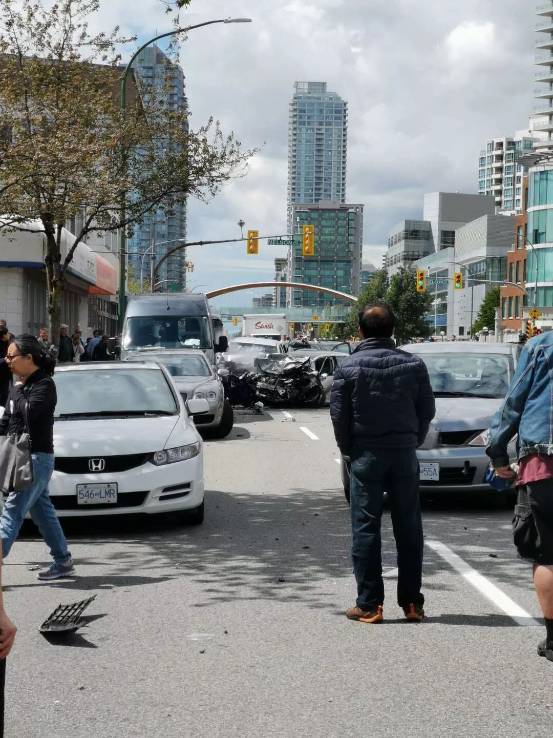 重大车祸! Metrotown突发11车连撞 恐多人死伤 车头粉碎 双向封路