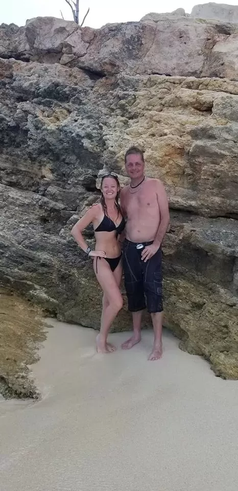 恐怖! 加拿大一家旅游胜地遭持枪抢劫 交出钱仍被乱枪射杀 血溅网红海滩!