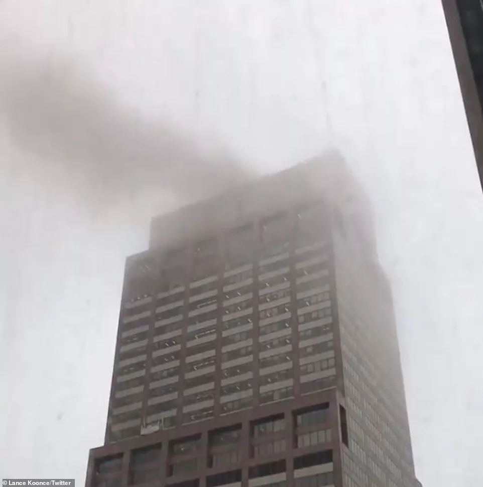 突发! 一架飞机撞上纽约摩天大楼 场面堪比911 全城警笛轰鸣 黑烟密布