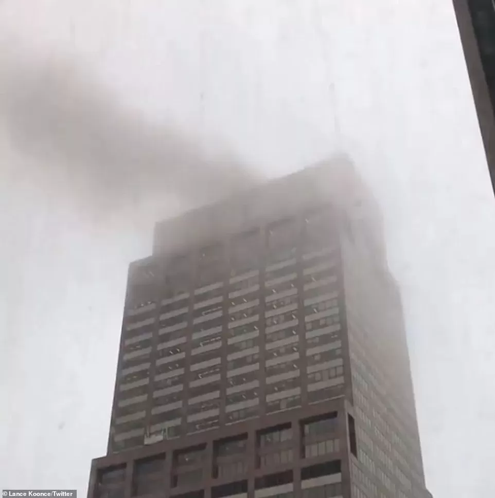 突发! 一架飞机撞上纽约摩天大楼 场面堪比911 全城警笛轰鸣 黑烟密布