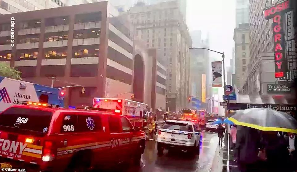突发! 一架飞机撞上纽约摩天大楼 场面堪比911 全城警笛轰鸣 黑烟密布