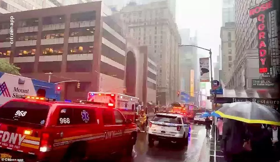 突发! 一架飞机撞上纽约摩天大楼 场面堪比911 全城警笛轰鸣 黑烟密布