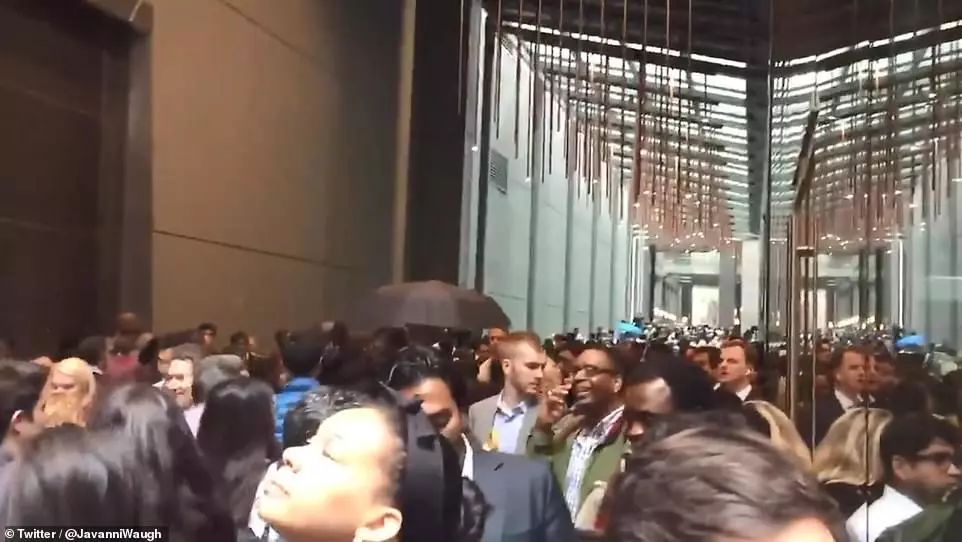突发! 一架飞机撞上纽约摩天大楼 场面堪比911 全城警笛轰鸣 黑烟密布