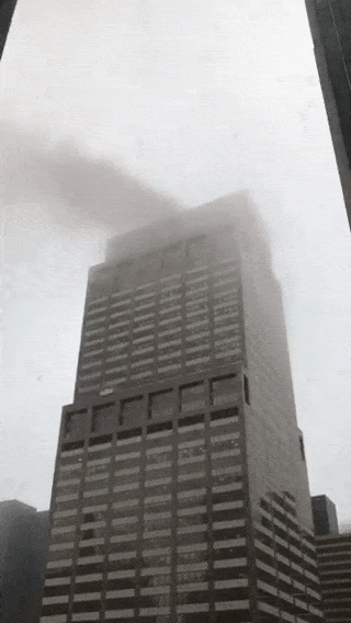 突发! 一架飞机撞上纽约摩天大楼 场面堪比911 全城警笛轰鸣 黑烟密布