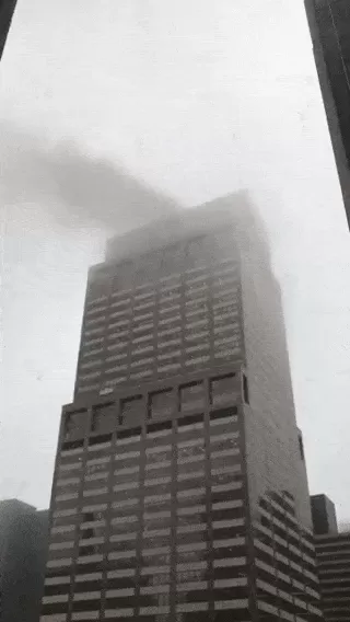 突发! 一架飞机撞上纽约摩天大楼 场面堪比911 全城警笛轰鸣 黑烟密布