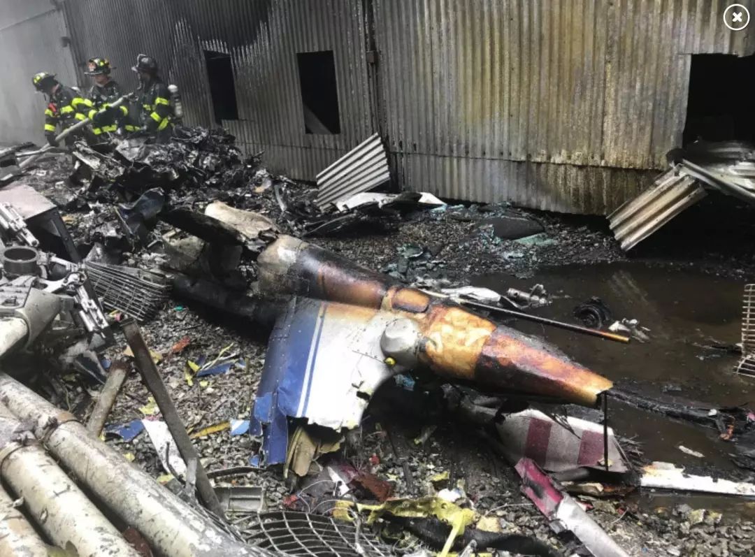 突发! 一架飞机撞上纽约摩天大楼 场面堪比911 全城警笛轰鸣 黑烟密布