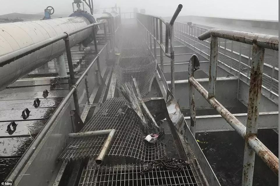 突发! 一架飞机撞上纽约摩天大楼 场面堪比911 全城警笛轰鸣 黑烟密布