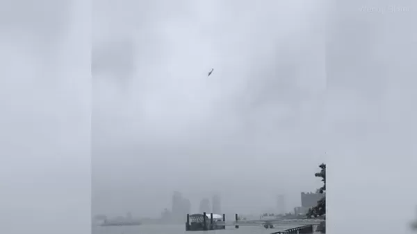 突发! 一架飞机撞上纽约摩天大楼 场面堪比911 全城警笛轰鸣 黑烟密布