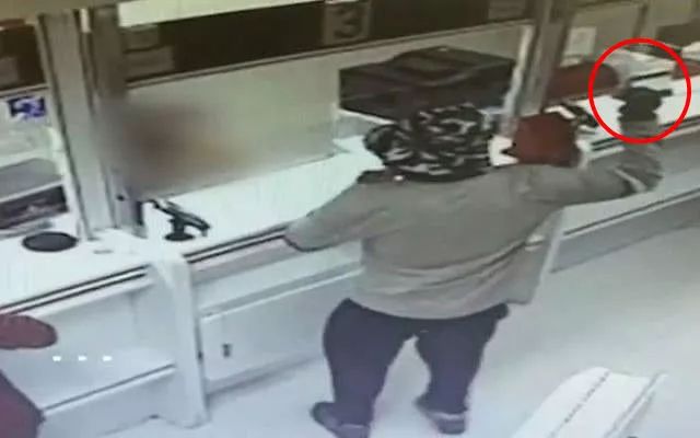 “我这是手榴弹!” 男子手举牛油果 连抢2家银行 狂掠3万现金!