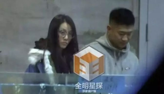 郭德纲前徒弟曹云金被曝出轨 逼老婆离婚! 老婆孕期连约6美女 一晚带3女回公寓