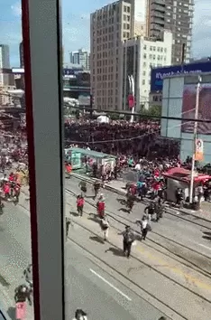 突发枪击! 刚刚 加拿大200万人集会现场 有人疯狂开枪! 多人中枪!