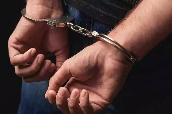 惊! 大温华人老板下班路上遭大批警察拦截! 车里搜出100万现金 全部没收!