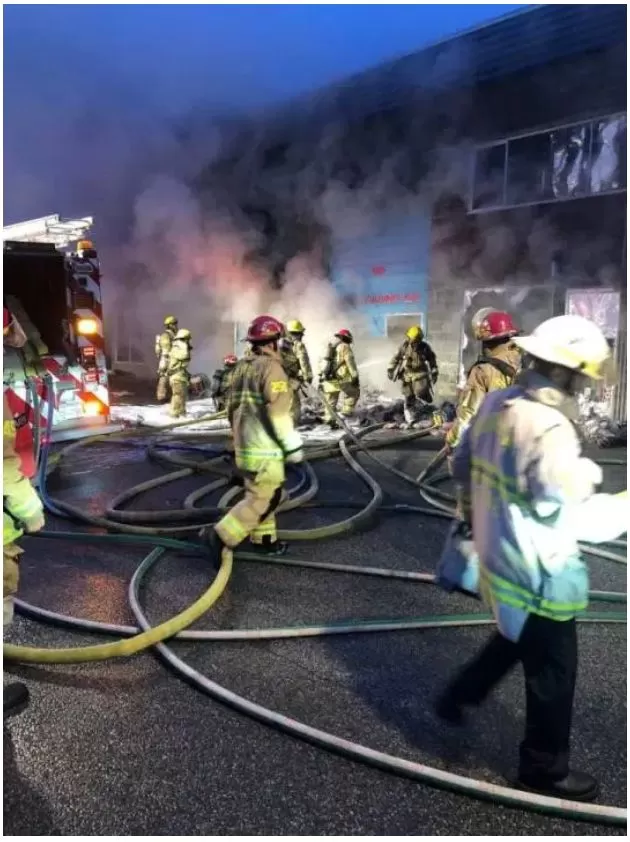恐怖! 本拿比大火烧穿屋顶 房主惨死家中 整条街如同末日!
