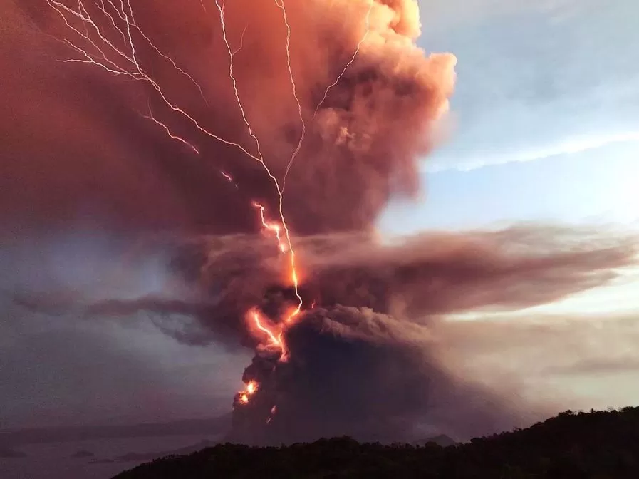 恐怖! 旅游胜地火山爆发 引发75场地震 30万人紧急撤离 现场如同末日!
