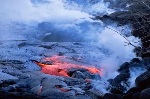 恐怖! 旅游胜地火山爆发 引发75场地震 30万人紧急撤离 现场如同末日!
