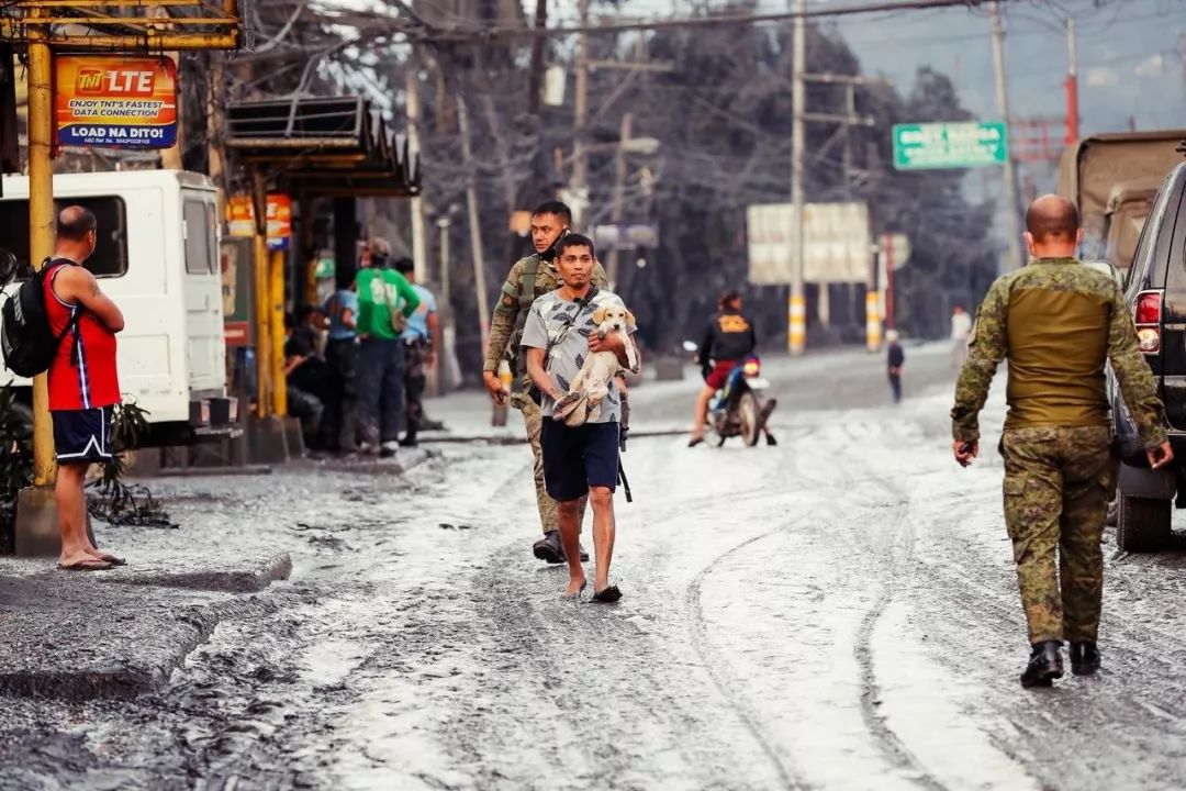 恐怖! 旅游胜地火山爆发 引发75场地震 30万人紧急撤离 现场如同末日!
