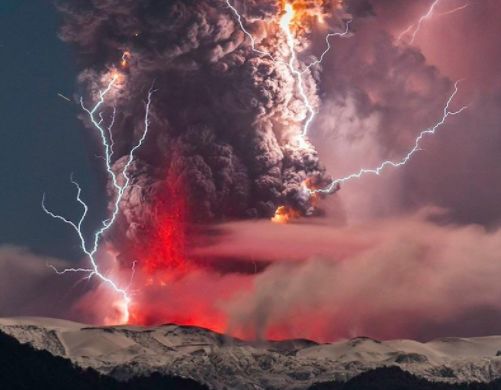 恐怖! 旅游胜地火山爆发 引发75场地震 30万人紧急撤离 现场如同末日!