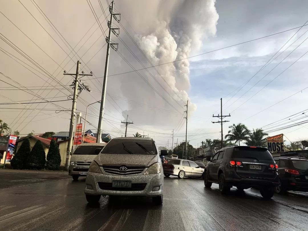恐怖! 旅游胜地火山爆发 引发75场地震 30万人紧急撤离 现场如同末日!
