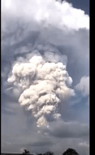 恐怖! 旅游胜地火山爆发 引发75场地震 30万人紧急撤离 现场如同末日!