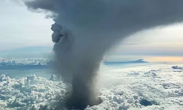 恐怖! 旅游胜地火山爆发 引发75场地震 30万人紧急撤离 现场如同末日!