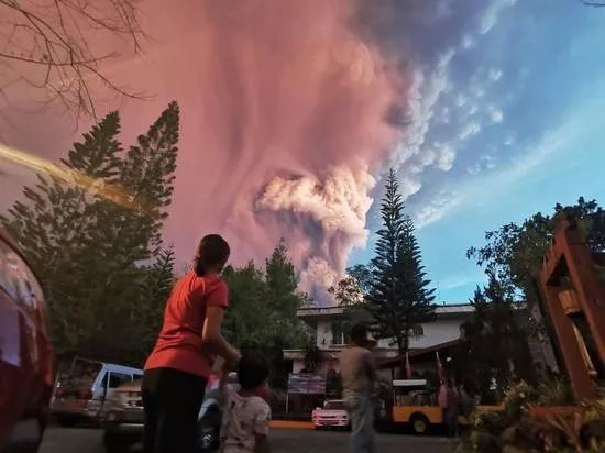 恐怖! 旅游胜地火山爆发 引发75场地震 30万人紧急撤离 现场如同末日!